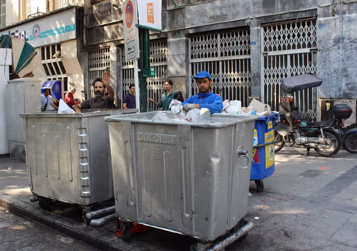 Nhân viên vệ sinh thu gom rác ở chợ. Tehran là thành phố đông dân (8,5 triệu năm 2014), đường phố khá sạch sẽ, không có chuyện xả rác bừa bãi.