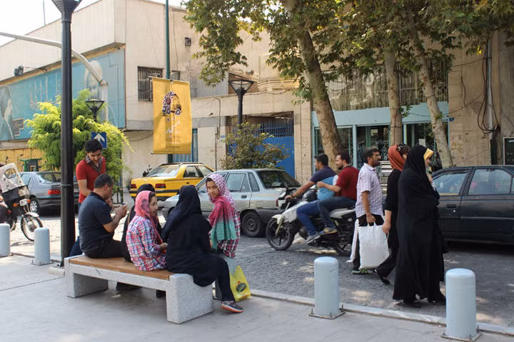 Ở Tehran, người ta đi xe máy cũng nhiều, nhưng không đội mũ bảo hiểm.