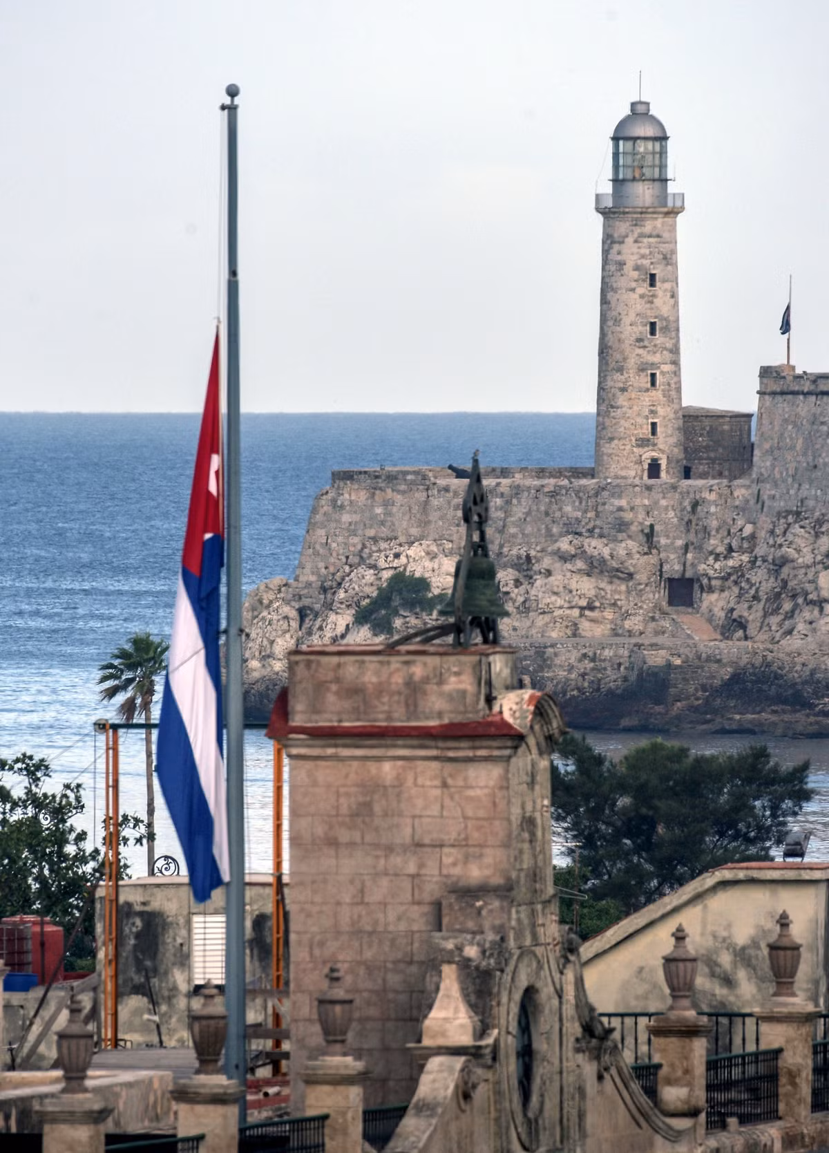 Cờ rủ treo trên nóc nhà một cơ quan công quyền ở La Habana. Ảnh theguardian