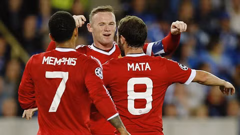 Rooney lap hat-trick giup M.U tro lai vong bang Champions League