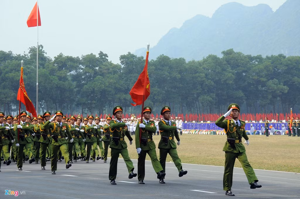 Sau phần diễu binh của quân đội là màn trình diễn của lực lượng Công an nhân dân với các khối sĩ quan, cảnh sát, cảnh sát giao thông, cảnh sát cơ động, CS phòng cháy chữa cháy, công an xã...