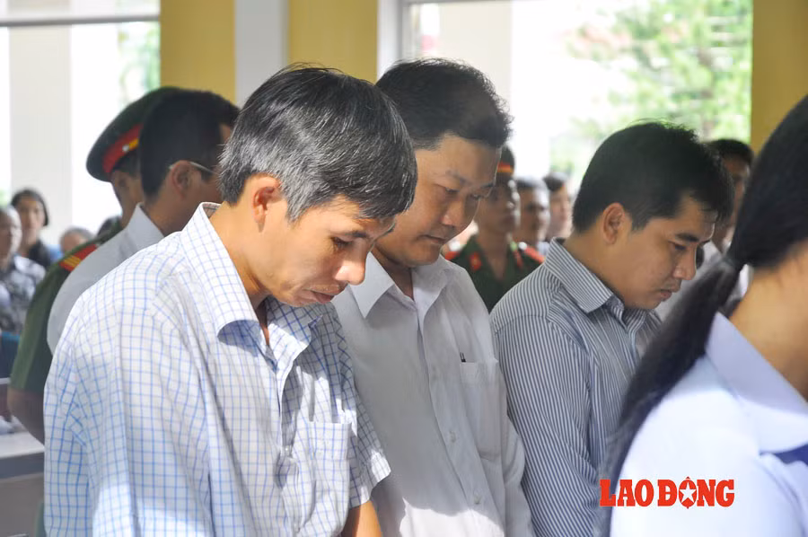 Nhiều bị cáo lắng nghe bản án tuyên trước đó ăn năn hối lỗi. 
