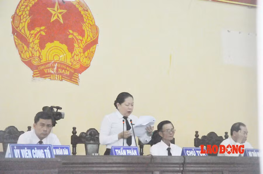 Thẩm phán Tăng Thị Thúy Nga, Phó chánh tòa Hình sự TAND tỉnh Sóc Trăng - chủ tọa phiên tòa đọc bản tuyên án. 
