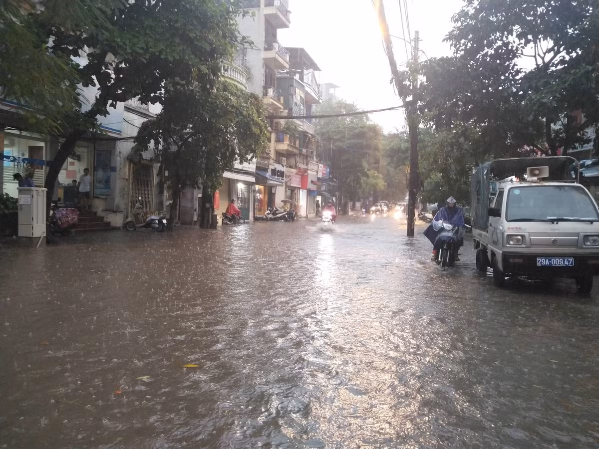 Phố Thành Công (quận Đống Đa) bị ngập làm các tuyến đường xung quanh chợ Thành Công bị tê liệt, gây khó khăn cho đời sống dân sinh.