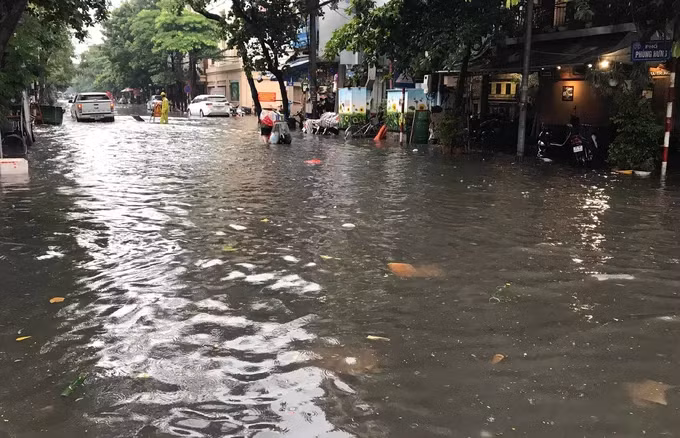 Phố Phùng Hưng (quận Hoàn Kiếm) cũng là một trong những điểm ngập úng cố hữu làm đau đầu chính quyền TP Hà Nội nhiều năm trở lại đây.
