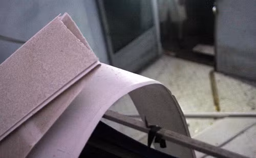 Nhiều căn nhà tốc mái vì dông lốc giữa mùa khô ở Sài Gòn - Hình 4 Nhieu can nha toc mai vi dong loc giua mua kho o Sai Gon-Hinh-4