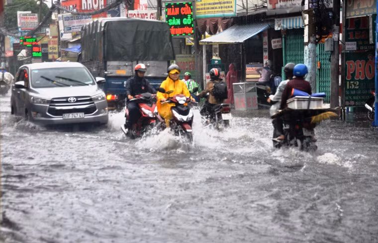 Cơn mưa khá lớn, kéo dài hơn nửa giờ cũng đã khiến người dân cảm thấy dễ chịu, giải nhiệt sau những ngày chịu cảnh nắng nóng kinh hoàng.
