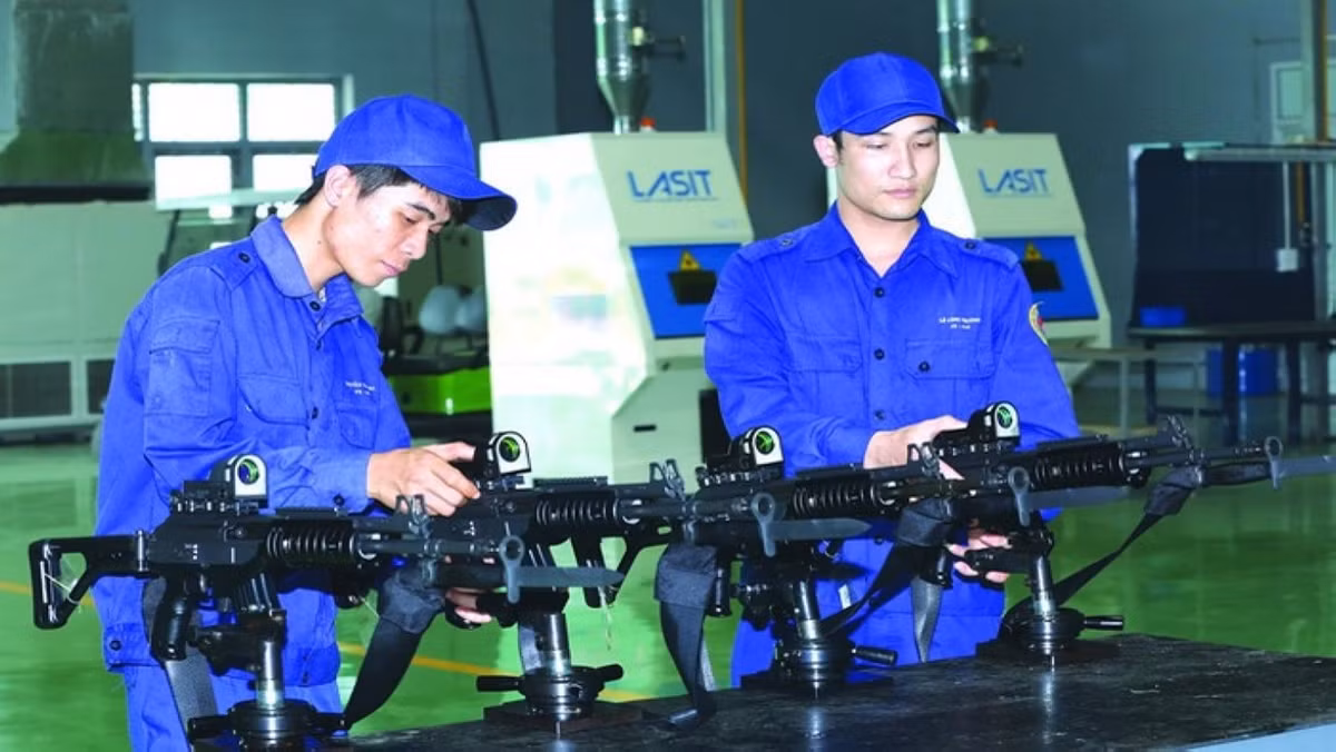 Galil ACE hiện là mẫu súng trường tấn công tiên tiến nhất Quân đội ta hiện nay, tuy nhiên trong quá trình chuyển giao công nghệ chế tạo loại vũ khí này các đối tác nước ngoài lại từ chối hỗ trợ cho chúng ta công nghệ sản xuất các loại kính ngắm đi kèm Galil ACE. Mà nhiều khả năng ở đây là mẫu kính ngắm quang học ngày/đêm Mepro 21 của hãng Meprolight. Nguồn ảnh: QĐND.