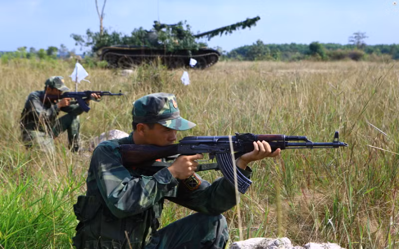 Tuy nhiên, trước các yêu cầu tác chiến ngày càng phức tạp hơn trong môi trường chiến tranh hiện đại, mỗi người lính để có thể chiến đấu và sống sót trên chiến trường giờ cần đây được tối ưu hóa về trang bị không chỉ về vũ khí mà cả các bộ quân tư trang mà mỗi binh sĩ phải mang theo. Nguồn ảnh: Quân đội Nhân dân.