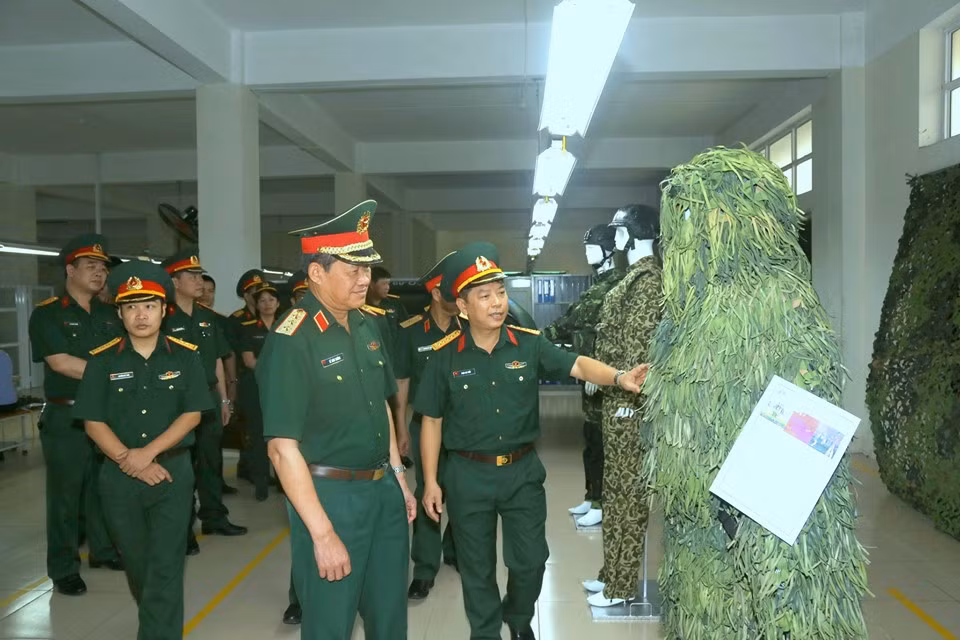 Bên cạnh bộ quân trang dã chiến mới, trong bức ảnh này có thể dễ dàng nhận ra còn một bộ nữa với màu ngụy trang của binh chủng đặc công, bên cạnh là áo cỏ dành cho lực lượng bắn tỉa. Nguồn ảnh: Nhà máy Z176.