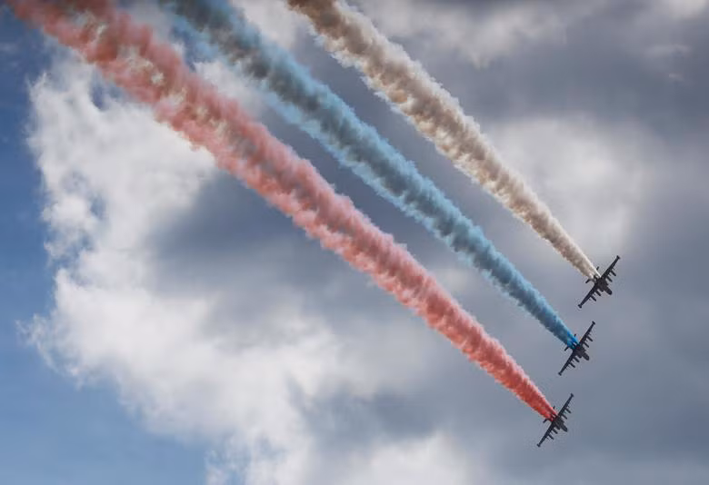 Máy bay Su-25 bay tạo khối màu quốc kỳ Nga tại lễ khai mạc triển lãm Army 2019 hôm 25/6.