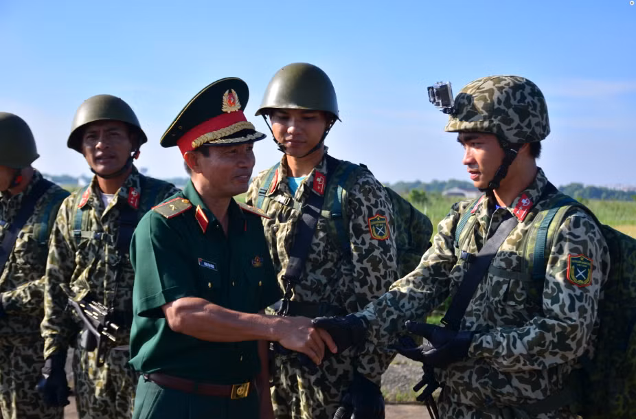 Thiếu tướng Đặng Văn Hùng, Phó Tham mưu trưởng Quân khu 7 chúc mừng các chiến đấu viên hoàn thành tốt buổi thực hành nhảy dù, đổ bộ.