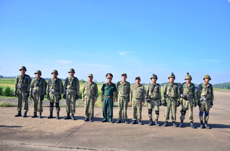 Thiếu tướng Đặng Văn Hùng chụp ảnh lưu niệm cùng cán bộ, chiến sĩ Tiểu đoàn Đặc công 60