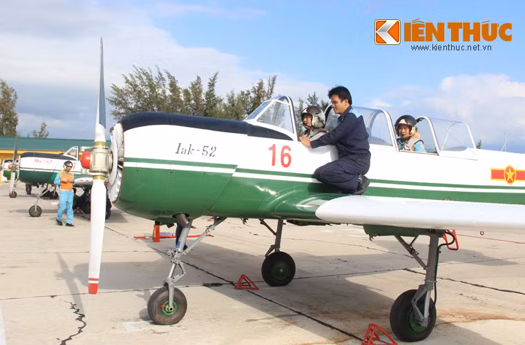 Và Yakovlev Yak-52 là trong số các dòng máy bay huấn luyện bền bỉ và đáng tin cậy nhất trên thế giới với lịch sử hoạt động hơn 40 năm trong không quân nhiều nước trên thế giới, mà Việt Nam là một trong số đó.
