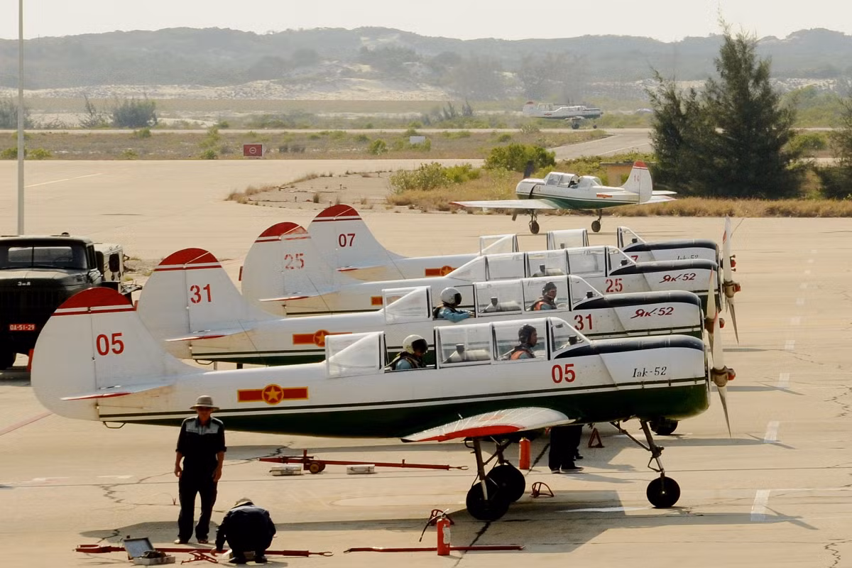 Không quân Nhân dân Việt Nam hiện đang sử dụng hai phiên bản Yak-52 của Liên Xô và Romania có tên mã là Iak-52 được sản xuất theo giấy phép của Liên Xô, đây là một trong những máy bay huấn luyện và biểu diễn tốt nhất thế giới, được nhiều quốc gia đánh giá cao. Hiện tại, trong biên chế của Không quân Nhân dân Việt Nam có khoảng 36 máy bay huấn luyện loại này. Nguồn ảnh: Phòng không - Không quân.