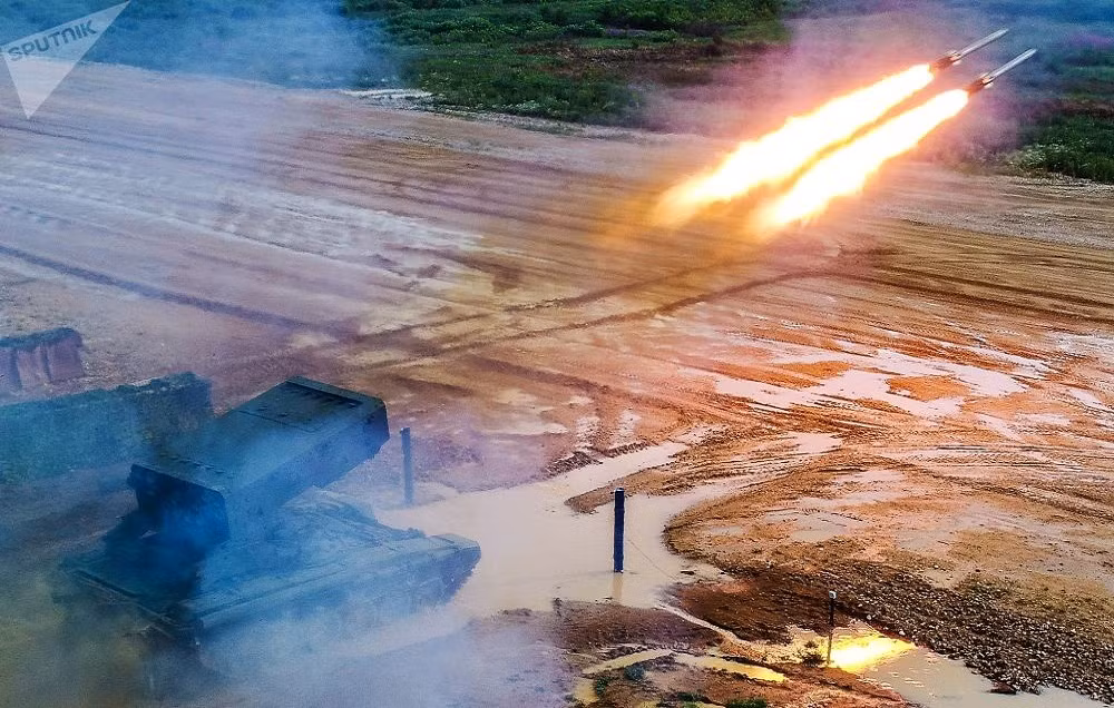 Theo truyền thông Nga, Diễn đàn “Army” là một trong những triển lãm vũ khí tốt nhất thế giới, nơi không chỉ được xem các loại vũ khí, kỹ thuật quân sự, mà còn được chiêm ngưỡng khi chúng hoạt động, như trình diễn máy bay, xe tăng… trên thao trường “Alabino”, sân bay Kubinka, hồ Komsomol, qua đó giúp những người thăm quan hiểu rõ hơn về đặc tính kỹ thuật của vũ khí. Nguồn ảnh: Sputnik.