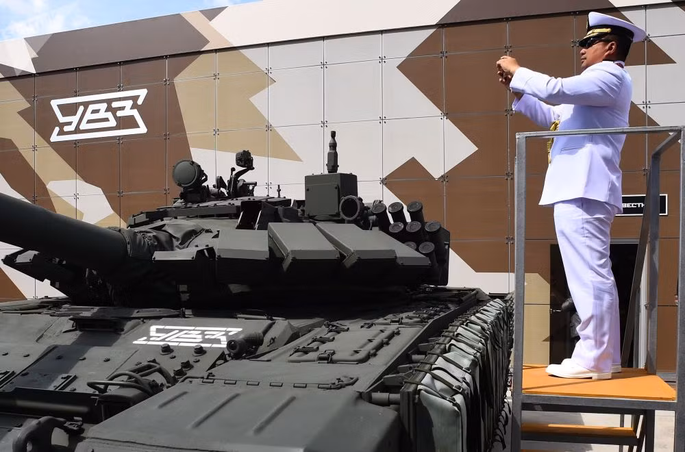 Một quân nhân nước ngoài chụp ảnh xe tăng T-72B3 tại Diễn đàn Kỹ thuật-Quân sự Quốc tế "Army-2019". Nguồn ảnh: Sputnik.