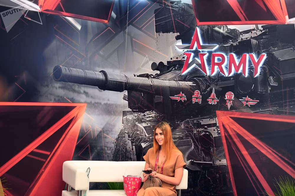Một nữ du khách tại Diễn đàn Kỹ thuật-Quân sự Quốc tế "Army-2019". Nguồn ảnh: Sputnik.