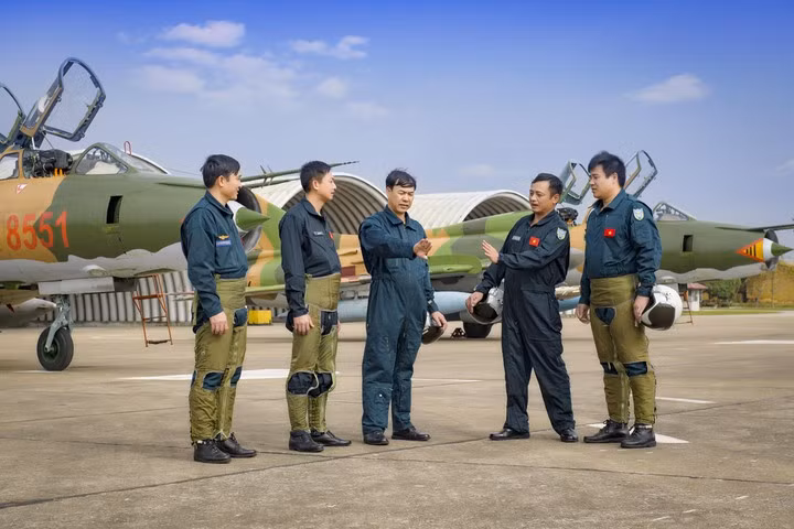 Dựa trên thông tin được đăng tải trên trang Facebook chính thức của Đại sứ quán Mỹ tại Hà Nội hôm 3/6 vừa qua, hai phi công quân sự đầu tiên của Việt Nam sắp hoàn tất khóa đào tạo phi công quân sự tại Mỹ theo Chương trình Lãnh đạo Hàng không do Không quân nước này tổ chức. Nguồn ảnh: Quân đội Nhân dân