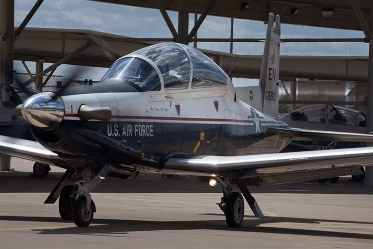 Máy bay huấn luyện T-6 Texan II phục vụ trong hầu hết các đơn vị huấn luyện không quân của Quân đội Mỹ với số lượng biên chế vào khoảng vài trăm đơn vị. Mặc dù có thiết kế của một máy bay huấn luyện cánh quạt cơ bản nhưng T-6 vẫn có thể được chuyển đổi thành một máy bay tấn công hạng nhẹ khi cần thiết ở một số biến thể nhất định. Nguồn ảnh: Military Factory.