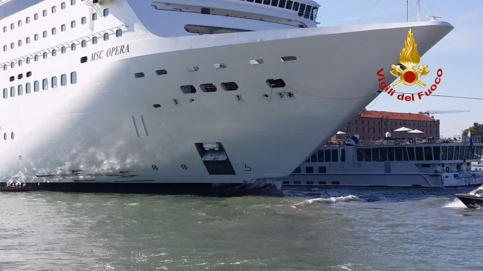 Can canh du thuyen khong lo dam vao ben cang o Venice