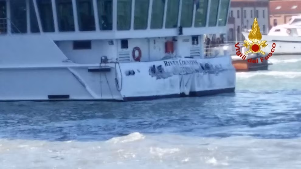 Theo Express, tàu MSC Opera đã hú còi trong khi lao nhanh vào bến tàu và tàu du lịch nhỏ hơn mang tên "Michelangelo". Ảnh: Vigili Del Fuoco.