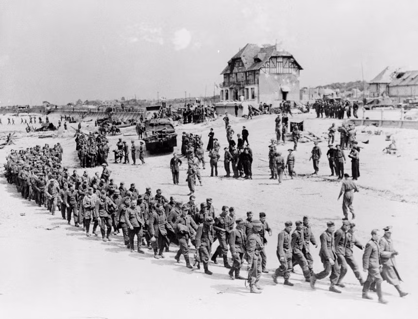 Binh sĩ Đức quốc xã đầu hàng Phe Đồng minh sau thất bại ở Normandy. Thành công của cuộc đổ bộ Ngày D là sự kết hợp của nhiều yếu tố, trong đó phải kể đến việc giữ bí mật kế hoạch, lựa chọn thời điểm tấn công và sự chỉ huy tài tình của hội đồng tướng lĩnh.