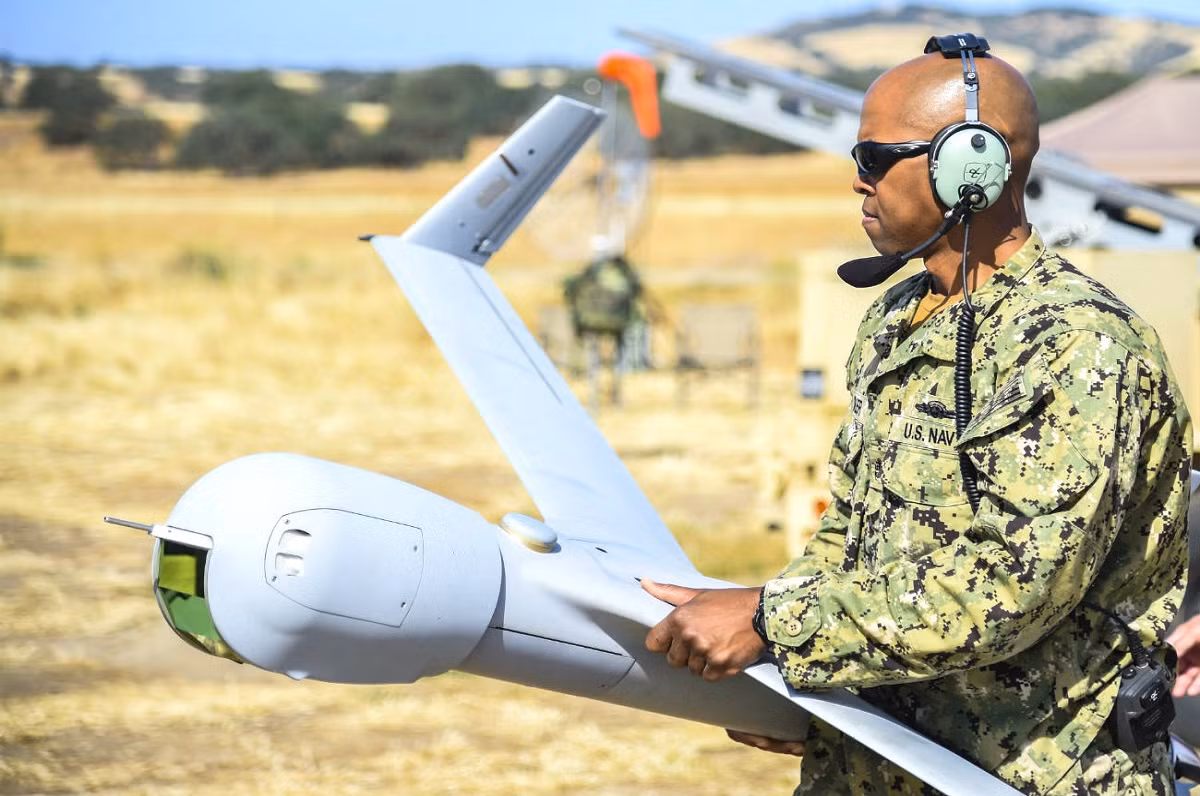 Cũng theo hợp đồng này số UAV ScanEgale trên phía Malaysia sẽ nhận 12 đơn vị trị giá 19,329 triệu USD, Indonesia với 8 đơn vị trị giá 9,197 triệu USD, Philippines nhận 8 chiếc trị giá 9,633 triệu USD và Việt Nam nhận 6 máy bay trị giá 9,770 triệu USD. Với thông tin này ở thời điểm đại ở Đông Nam Á có ít nhất 5 nước đang và sẽ đưa vào trang bị mẫu UAV trinh sát của Mỹ. Nguồn ảnh: Military Machine.