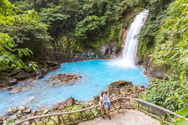Costa Rica. Đất nước Trung Mỹ này đã giải tán quân đội năm 1948 sau một cuộc nội chiến tàn khốc, đồng thời lấy ngày 1/12 làm ngày kỷ niệm giải tán quân đội. Costa Rica ngày nay vẫn duy trì một lực lượng bán quân sự nhỏ, chịu trách nhiệm về các hoạt động tuần tra và giám sát.