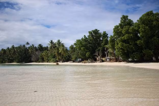 Tuvalu. Quốc đảo Polynesia này chưa từng có quân đội. An ninh nội địa hiên nay do Lực lượng cảnh sát Tuvalu đảm nhiệm.