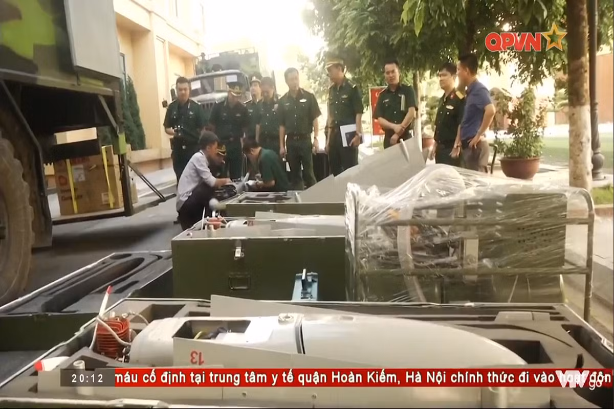 Trước đó từ năm 2018, Tập đoàn Công nghiệp Viễn thông Quân đội Viettel đã tổ chức khóa đào tạo huấn luyện cho 12 cán bộ, chiến sĩ Biên phòng với 4 kíp bay, 3 kíp chịu trách nhiệm chính và 1 kíp dự phòng để triển khai nhiệm vụ huấn luyện diễn tập và sẵn sàng chiến đấu đối với các tổ hợp UAV VUA-SC-3G thuộc biên chế Bộ Tư lệnh Bộ đội Biên Phòng (BĐBP). Nguồn ảnh: QPVN.