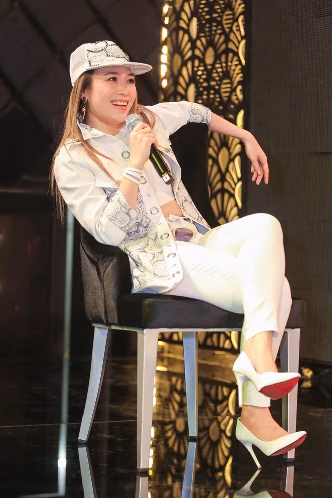 Bằng lối trò chuyện gần gũi, thân mật và rất biết pha trò, nữ ca sĩ Mỹ Tâm liên tục khiến các fan cười ngất, khoảng cách giữa thần tượng và người hâm mộ không còn xa. Trong chương trình, cô còn khiến mọi người phát cuồng khi đề cập đến chuyện yêu.