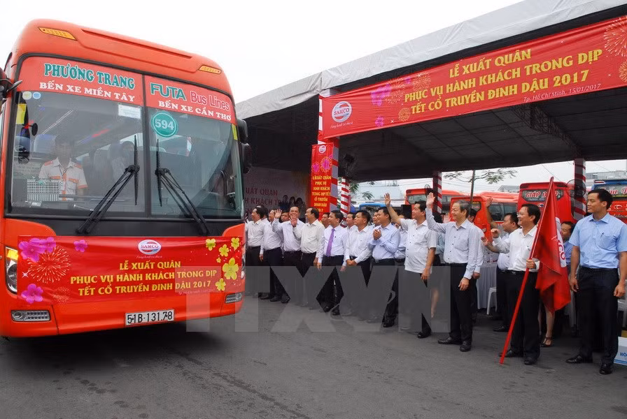  Bí thư Thành ủy Đinh La Thăng tại Bến xe Miền Tây. (Ảnh: Mạnh Linh/TTXVN)