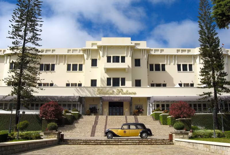 3. Khách sạn Dalat Palace Khách sạn Dalat Palace là một khách sạn 5 sao đầu tiên tại thành phố Đà Lạt. Trước đây khách sạn này có tên là Langbian Palace do người Pháp xây dựng năm 1916 hoàn thành năm 1922. Về sau nó mang tên Dalat Sofitel Palace rồi đổi thành Dalat Palace Hotel như hiện nay.