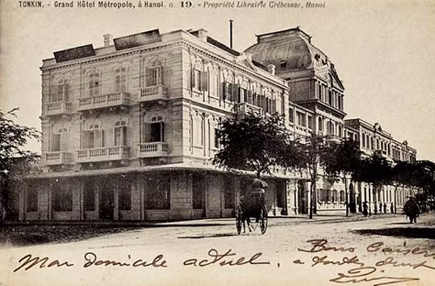  1. Khách sạn Sofitel Metropole Hà Nội Khách sạn Sofitel Metropole Hà Nội là khách sạn 5 sao đầu tiên ở Hà Nội với lịch sử hoạt động hơn một thế kỷ, Khách sạn Sofitel Metropole Hà Nội mang đậm phong cách kiến trúc cổ kính thời Pháp thuộc.