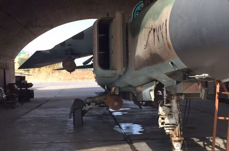 Trong ảnh, những chiếc tiêm kích MiG-23MLD phải mang những quả bom đã rỉ sét tại một căn cứ của Không quân Syria. Nguồn ảnh: Sina