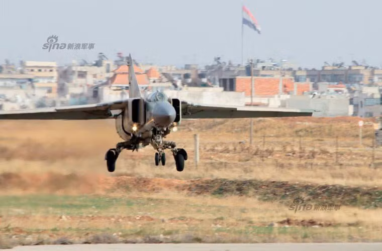 MiG-23 được thiết kế với kiểu cánh cụp cánh xòe độc đáo cho phép bay tầm thấp với tốc độ cao. Nó có thể đạt tốc độ tối đến 2.445km/h, trần bay đến 18,5km, vận tốc leo cao tới 240m/s. Nguồn ảnh: Sina