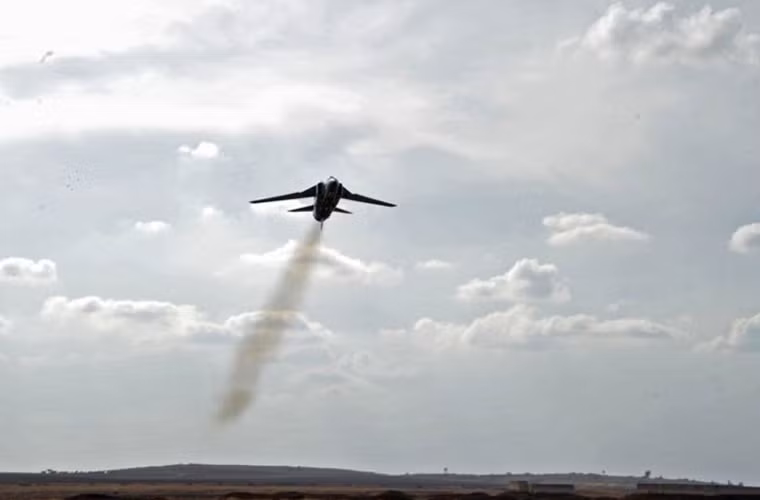 Phần còn lại là 50 chiếc MiG-23BN - phiên bản tiêm kích - bom của dòng máy bay MiG-23. Tuy nhiên, loại này hóa ra lại không được Syria sử dụng nhiều, hoặc ít nhất là hiếm gặp trên chiến trường. Những chiếc MiG-23BN được trang bị hệ thống ném bom tốt hơn MiG-23MLD, cụ thể là hệ thống ngắm tấn công mặt đất Sokol-23 cải thiện đáng kể độ chính xác khi ném bom. Phần mũi buồng lái được thiết kế lại cho phi công có tầm nhìn tốt hơn, kính chắn gió có khả năng chống đạn. Nguồn ảnh: Sputnik