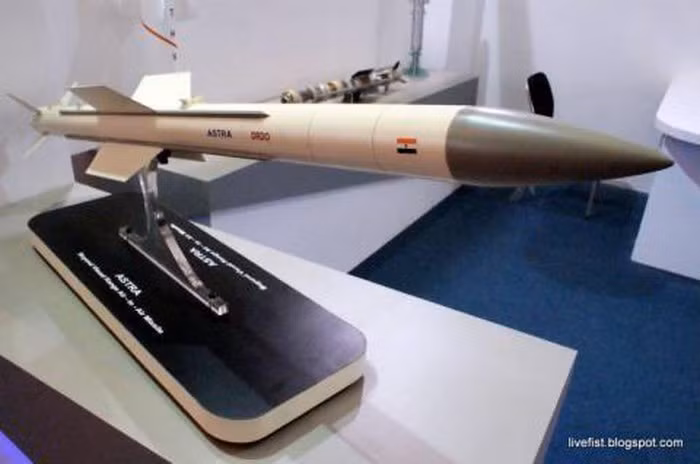 Sau khi hoàn thành phiên bản Mk 1 vào ngày 28/6/2016, DRDO dự định phát triển biến thể Astra Mk 2 có tầm bắn lên đến 150 km.