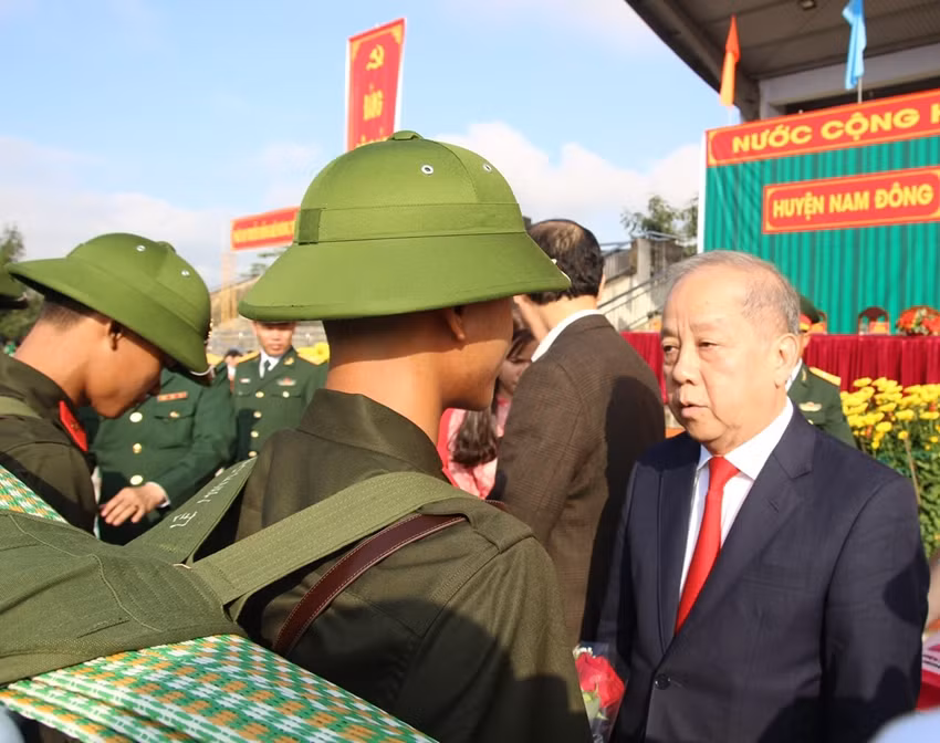 Ông Phan Ngọc Thọ - Phó Bí thư Thường trực Tỉnh ủy Thừa Thiên Huế căn dặn tân binh trước lúc lên đường.