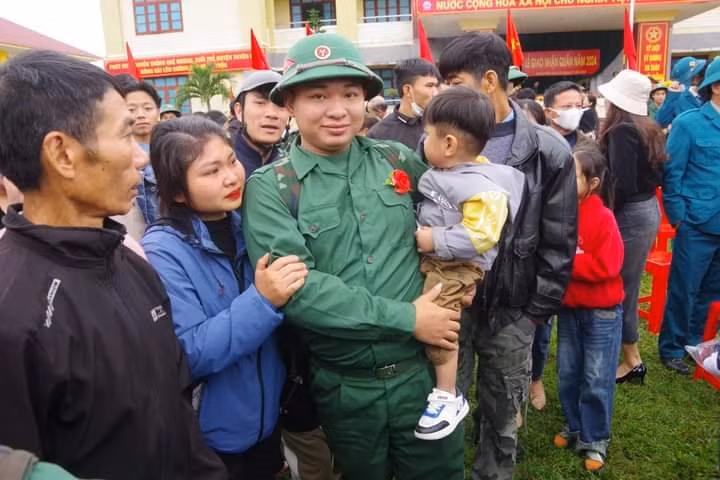 Chia tay gia đình, các tân binh sẵn sàng lên đường nhập ngũ.
