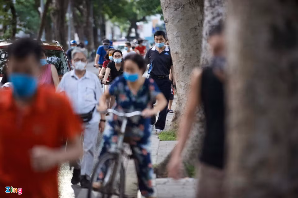Lúc này cảnh tượng đạp xe trên lòng đường các tuyến phố Đinh Tiên Hoàng, Lê Thái Tổ, Hàng Khay... vẫn đông đúc.