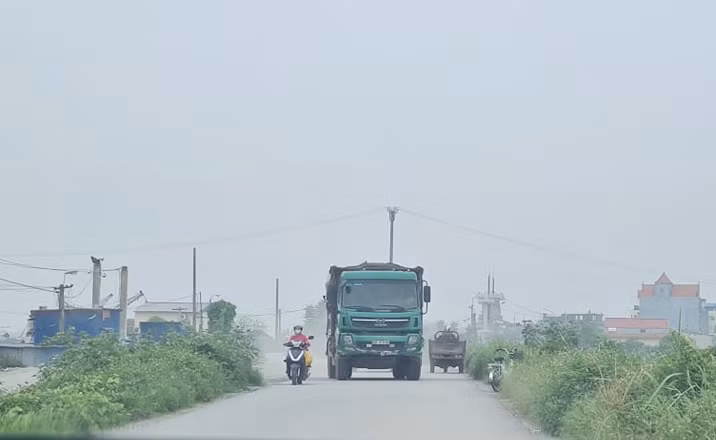 Nam Dinh: Hanh lang de Huu Hong bi “xe thit” nghiem trong-Hinh-4