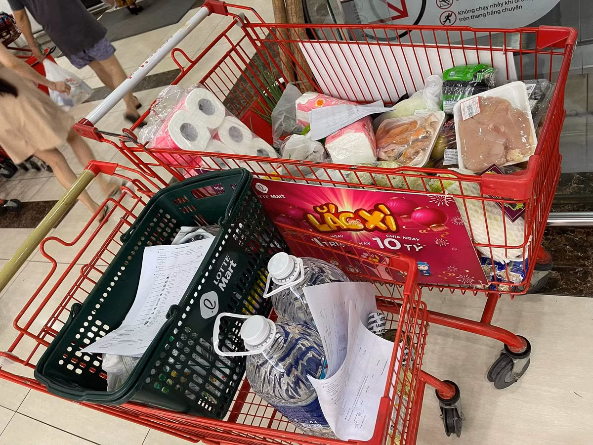 Nhiều người dân còn tập trung mua mì gói, giấy vệ sinh và nước uống.