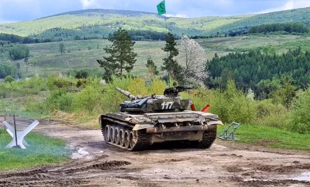 Xe tăng T-72 "thiếu một đôi tay" thất thế trước Leopard 2A4 - Hình 2 Xe tang T-72
