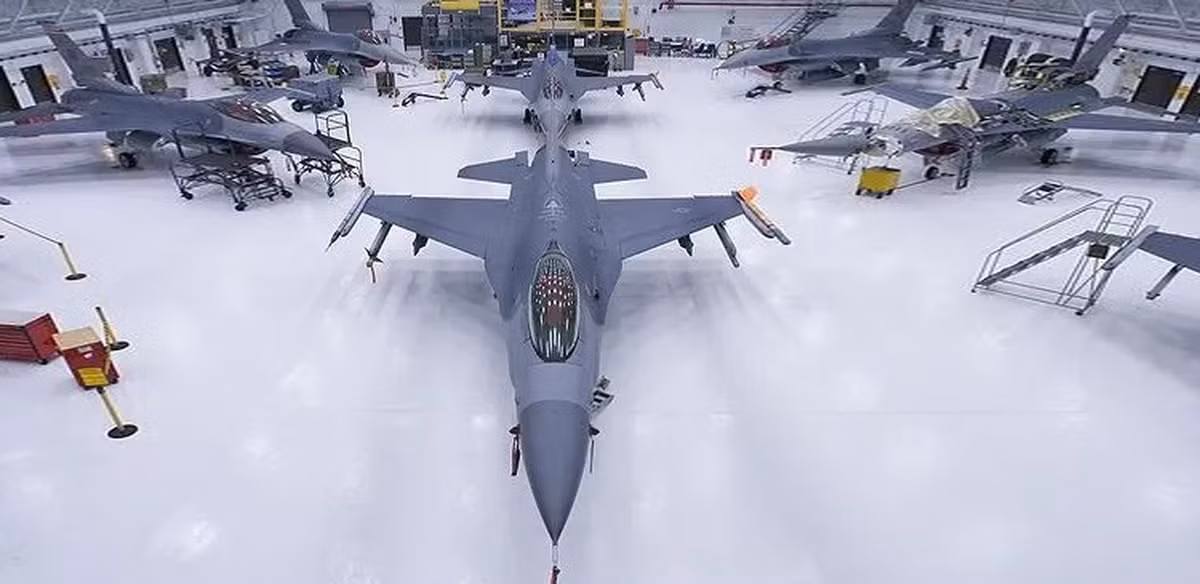 Trung bình tuổi thọ khung thân của F-16 là 8.000 giờ bay, và trải qua đại tu chúng có thể lên tới 12.000 giờ bay, trong khi đó máy bay Su-30/35 của Nga có tuổi thọ khung thân là 3.000 giờ bay và khi đại tu chúng cũng chỉ có thể bay thêm 1.000 giờ bay nữa mà thôi.