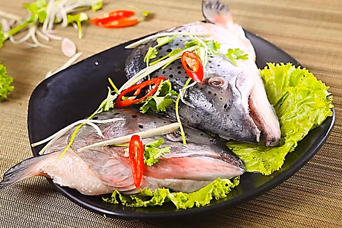 Tuy nhiên, chỉ nên chọn các loại cá có tuổi đời bình thường, không nên chọn cá nuôi lâu, cá lớn, bởi dữ liệu thử nghiệm của Trung tâm kiểm soát và phòng ngừa dịch bệnh Nam Kinh, Trung Quốc, cho thấy, tuổi cá càng lớn, càng có nhiều thủy ngân tích lũy trong não cá.
