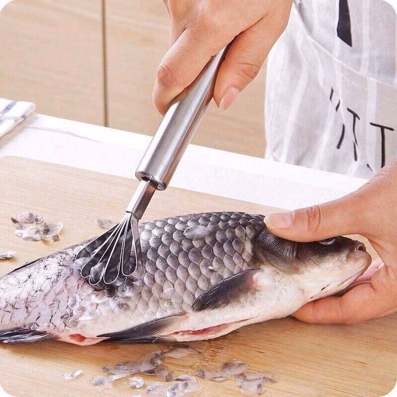 3. Vảy cá: Vì vảy cá có mùi tanh và cứng nên đa phần mọi người thường vứt đi. Thực tế, bộ phận này có chứa nhiều khoáng chất như protein, axit béo không bão hòa, lưu huỳnh, choline, lecithin và canxi.