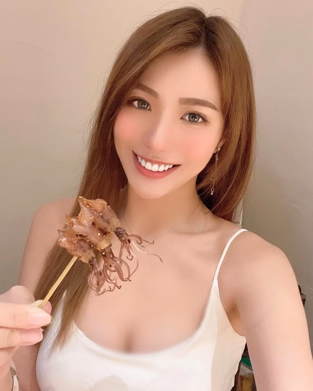 Thậm chí, có người còn đặt cho Rina biệt danh "hot girl thịt nướng", "tiểu muội vịt quay" nhờ vẻ ngoài xinh đẹp, nóng bỏng của mình.