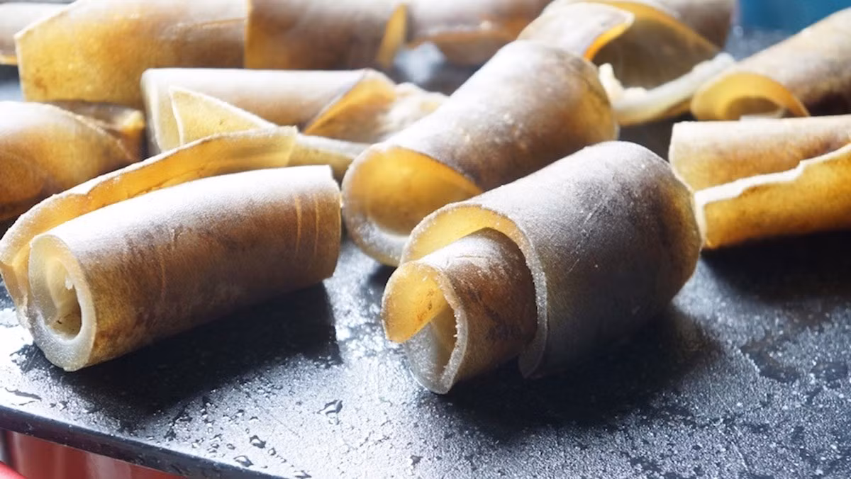 Nếu ăn da lợn, trâu, bò, chúng ta có thể phải đối mặt với nguy cơ tổn thương dạ dày hoặc ruột do lông còn sót lại trong bì có thể cắm vào màng nhầy ở ruột non và dạ dày con người khi được tiêu hoá.
